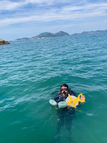 Maxine Curtacci Curtacci holding a transect during a research dive to sample cryptobenthic fish in South Bay.
